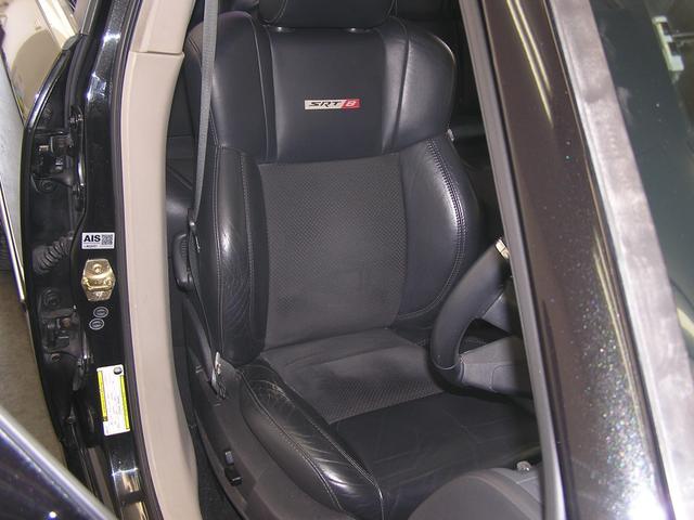 クライスラー・３００Ｃ ＳＲＴ８　正規ディラー車　Ｖ８　６１００　サンルーフ　バックカメラ　ＳＲＴ専用２０ＡＷ　ＳＲＴ専用シート　シートヒーター　ＨＤＤナビ　ＤＶＤ再生　ミュージックサーバー　ブレンボキャリパー（11枚目）