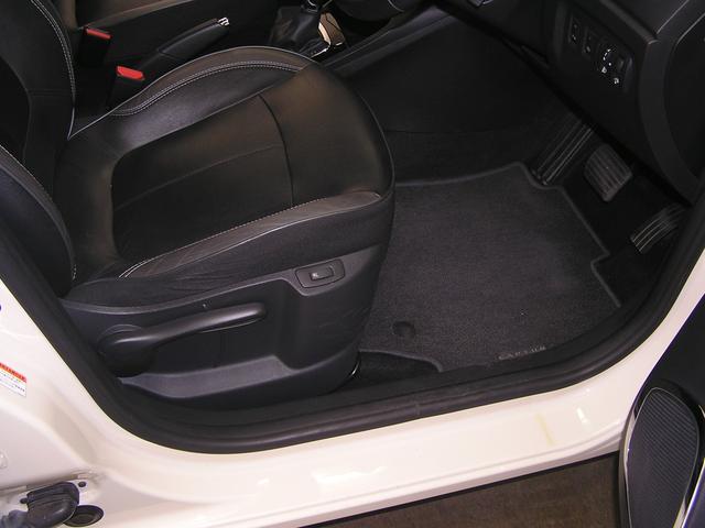 キャプチャー プレミアム 6ヶ月保証/黒レザ-シ-ト/シ-トヒ-タ-/バックカメラ/メモリ-ナビ/TV走行可/Bluetooth/純17AW/2023年タイヤ/ミュ-ジックサ-バ/DVD再生/HID/クルコン/1200/ターボ(34枚目)