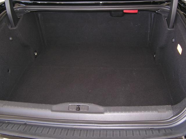 後席を倒して頂きますと更にスペースが広がり利便性アップ！