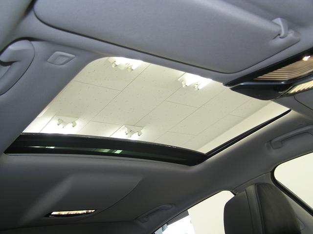 サンルーフもございます。夏場・冬場限らず車内の換気にも有効活用できる装備の１つになります。