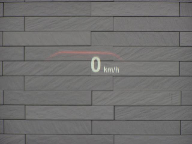 進行方向から目線を外すことなくフロントウィンドウに情報を映し出すヘッドアップディスプレイが装備しております。より安全かつ、情報を早く運転中に取り入れることができます。