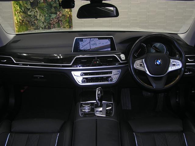 室内もとても綺麗な状態で、使用感もございません。今まで丁寧に扱われてきた事も十分に理解できます。おそらく禁煙であったと思われます。