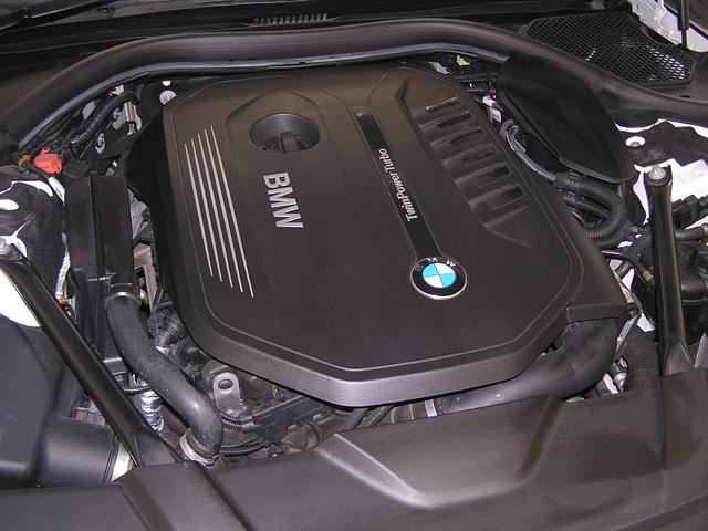 綺麗なエンジンルームです。エンジンは高回転までしっかり吹け上がり、アイドリングも一定となっております。非常に良好です。走行管理システムもチェック済みとなっております！エンジンは直６・３０００ターボです