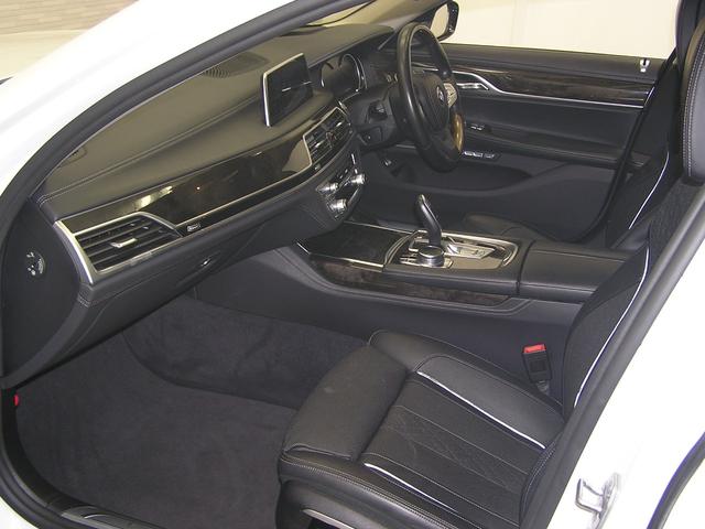 当社では良質な正規ディーラー車のみを仕入れ、入庫後は２社の第三者機関（ＡＩＳ）、（ＪＡＡＡ）にて修復歴等の品質チェックを行って頂き検査評価書を取得しております。