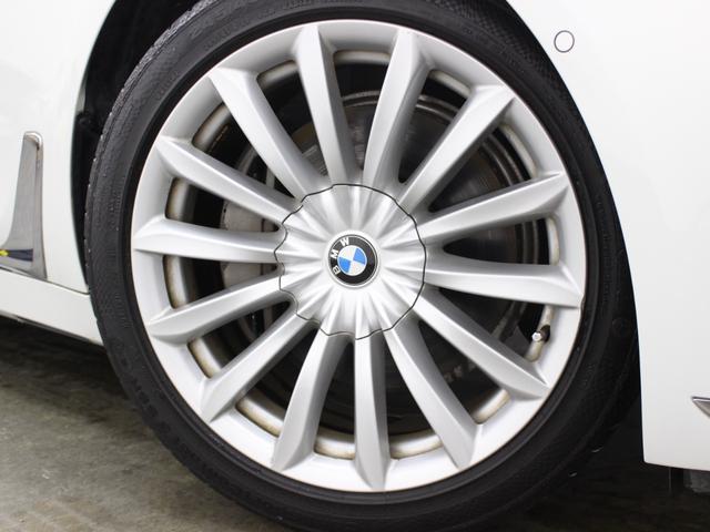 アルミホイールは純正１９インチになります。タイヤサイズは前２４５／４５／１９　後２７５／４０／１９になります。ホイールの状態は大きなスレやキズ等もなく非常に良好です！