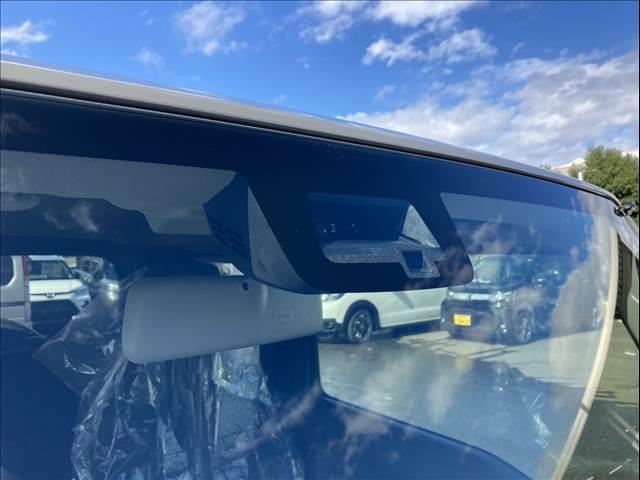 ジムニー 届出済未使用車 衝突被害軽減ブレーキ スマートキー プッシュスタート オートライト オートハイビーム クルーズコントロール オートエアコン パーキングセンサー 両側シートヒーター(9枚目)