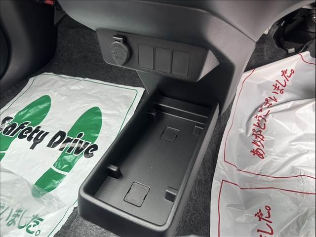 くるまのハチオウジでは登録済未使用車、軽自動車を専門として、数多くの在庫を揃えてお客さま方をお出迎え致します。お客様と長くお付き合い頂けますようスタッフ一同ご来店お待ちしております！