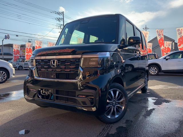 N-BOXカスタム ベースグレード 届出済未使用車 両側スライド片側電動スライドドア スマートキー プッシュスタート バックカメラ 電動パーキングブレーキ オートブレーキホールド オートライト オートエアコン サンシェード(2枚目)