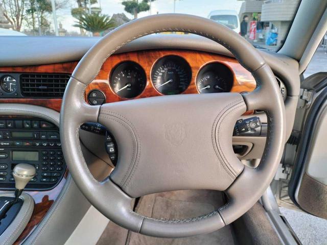 ＸＪ ＸＪ　エグゼクティブ３．２－Ｖ８　右ハンドル　ＡＴ　Ｗエアバック　サイドエアバック　本革シート　シートヒーター　クリアランスソナー　純正１６インチＡＷ　キーレス　ＥＴＣ（8枚目）