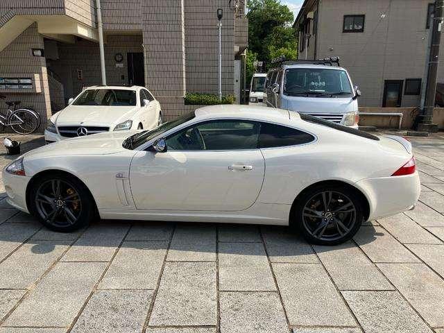 ＸＫ ＸＫクーペ　Ｖ８エンジン　ＨＩＤライト　クルーズコントロール　本革電動調節シート　本革巻き＆ウッドコンビステアリング　電動調節シート　シートヒーター　Ｖ８エンジン（5枚目）