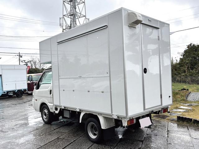 バネットトラック 　キッチンカー　移動販売車　フードトラック　炊出車　ＢＯＸ新品　１面跳上式売窓　２槽シンク　給排水タンク　作業台　ＡＴ　ＰＳ　ＰＷ　エアコン　エアバック　バックモニター型ＤＲ　中型キッチンカー（9枚目）