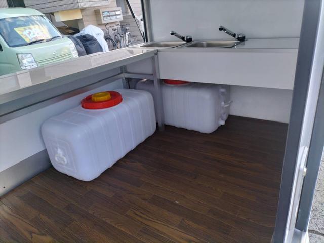 ミニキャブトラック ベースグレード キッチンカー 移動販売車 フードトラック PS AT AC 1面跳ね上げ売窓 2槽シンク・タンク 作業台 給排水タンク バックモニター型ドラレコ 軽キッチンカー 小型移動販売車(5枚目)