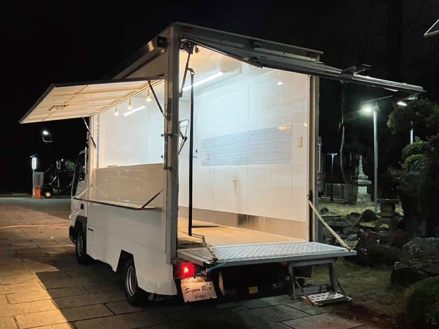 タイタンダッシュ キッチンカー フードトラック ケータリングカー ガソリン車 内装新品 中型キッチンカー 中型移動販売車 シンク 給排水タンク 作業台 外部電源コンセント バックモニター 移動販売車 ETC TV&ナビ(2枚目)