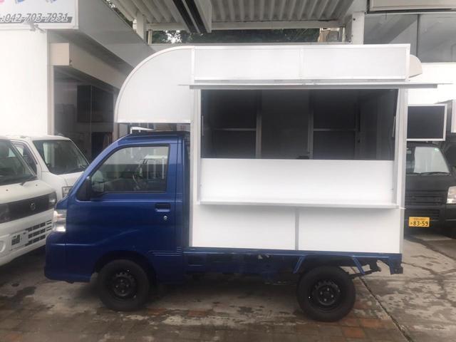 ハイゼットトラック エアコン・パワステスペシャルVS キッチンカー 移動販売車 トリミングカー PS AT AC BOX新品 2面跳ね上げ式売窓 2槽シンク 作業台 給排水タンク バックモニター型ドラレコ 軽キッチンカー 新塗装(3枚目)