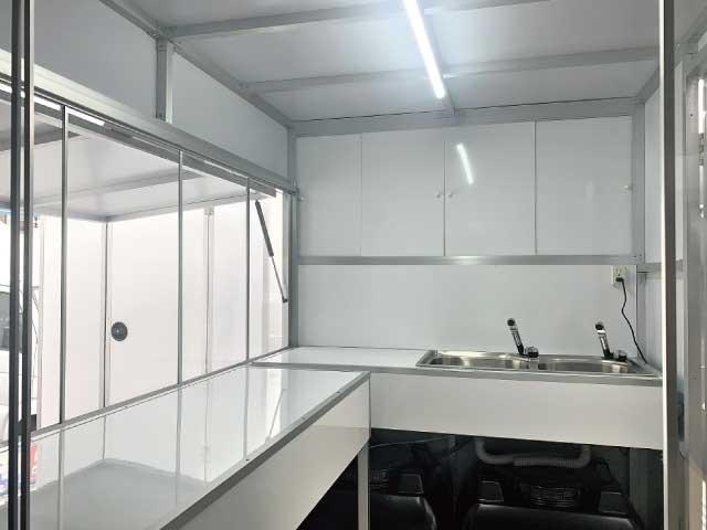 ハイゼットトラック エアコン・パワステスペシャルVS キッチンカー 移動販売車 トリミングカー PS AT AC BOX新品 2面跳ね上げ式売窓 2槽シンク 作業台 給排水タンク バックモニター型ドラレコ 軽キッチンカー 新塗装(6枚目)