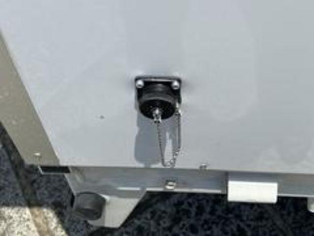 ハイゼットトラック エアコン・パワステスペシャルVS キッチンカー 移動販売車 トリミングカー PS AT AC BOX新品 2面跳ね上げ式売窓 2槽シンク 作業台 給排水タンク バックモニター型ドラレコ 軽キッチンカー 新塗装(11枚目)