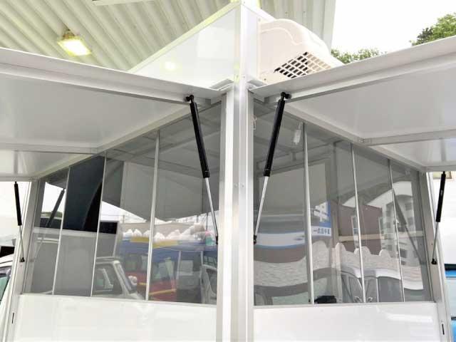 ハイゼットトラック エアコン・パワステスペシャルVS キッチンカー 移動販売車 トリミングカー PS AT AC BOX新品 2面跳ね上げ式売窓 2槽シンク 作業台 給排水タンク バックモニター型ドラレコ 軽キッチンカー 新塗装(33枚目)