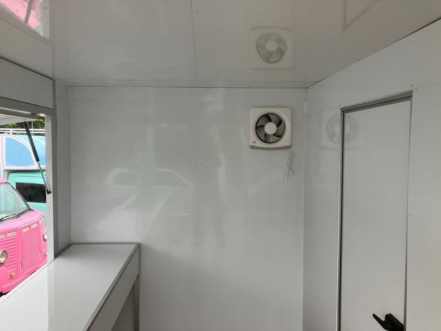 アトラストラック キッチンカー フードトラック トリミングカー 軽油車 内装新品 中型キッチンカー 中型移動販売車 シンク 給排水タンク 作業台 外部電源コンセント バックモニター 新塗装 AT PS AC PW(10枚目)