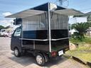 キッチンカー 移動販売車 BOX新品 2面跳ね上げ式窓&アクリル製販売窓 窓下側にはカウンターテーブルを設置してあり荷物置き場などにご利用頂け便利かと思います。加工車8ナンバー登録も可能です