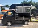 キッチンカー 移動販売車 BOX新品 2面跳ね上げ式窓&アクリル製販売窓 窓下側にはカウンターテーブルを設置してあり荷物置き場などにご利用頂け便利かと思います。加工車8ナンバー登録も可能です