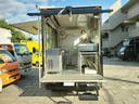 内部設備充実!冷凍冷蔵コールドテーブル 作業台 冷凍ストッカー 2槽シンク 給排水200Lタンク 給湯器 ガスフライヤー 焼き台 レールライト 家庭用エアコン等