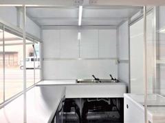 キッチンカー、フードトラック仕様ＢＯＸ内部　２槽シンク、タンク、作業台、ＬＥＤ照明、換気扇、１００Ｖコンセント装備　保健所対応可能です。 5