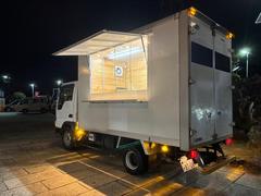 跳ね上げ式の扉から見えるレール式照明が鮮やかに車内空間を演出し、お客様の購買意欲をそそると思います。 3