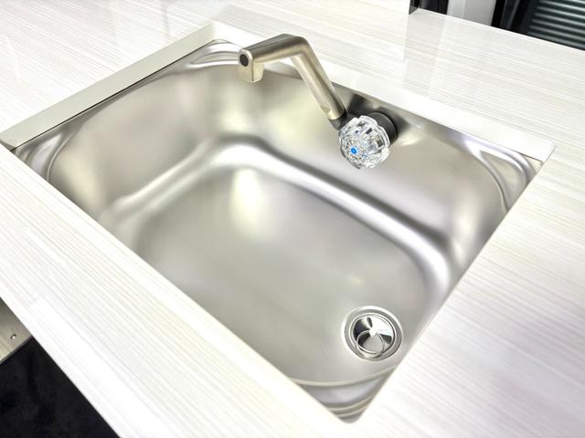 ハイエースバン 　ＡＴＶ群馬　ＲＳプレミアム　家庭用エアコン　ＦＦヒーター　２０００Ｗインバーター　トリプルサブ　ソーラーパネル　レカロシート　フリップダウンモニター　メインサブ切替　ローダウン　社外ショック（44枚目）