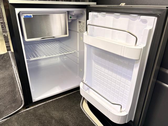 ハイエースバン 　ＡＴＶ群馬　ＲＳプレミアム　家庭用エアコン　ＦＦヒーター　２０００Ｗインバーター　トリプルサブ　ソーラーパネル　レカロシート　フリップダウンモニター　メインサブ切替　ローダウン　社外ショック（47枚目）