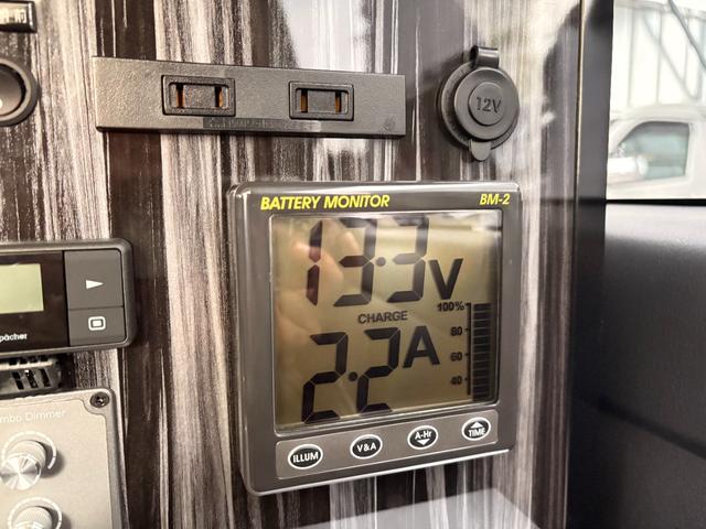 ハイエースバン 　ＡＴＶ群馬　ＲＳプレミアム　家庭用エアコン　ＦＦヒーター　２０００Ｗインバーター　トリプルサブ　ソーラーパネル　レカロシート　フリップダウンモニター　メインサブ切替　ローダウン　社外ショック（49枚目）