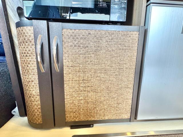 ハイエースバン レクビィ ハイエースプラス LV FFヒーター ソーラーパネル インバーター1500W マックスファン サイドオーニング TV リアスピーカー 電子レンジ ツインサブ 8ナンバー キャンピングカー(43枚目)