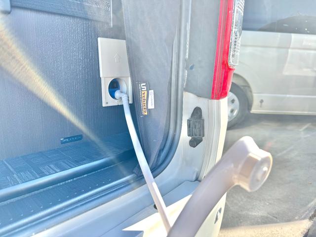 ハイエースバン アルフレックス シーバス 4WD リチュウムイオンバッテリー FFヒーター インバーター1000W 回転シート コンロ 社外ショックアブソーバー・スタビライザー・アルミホイール アップルカープレイ(64枚目)