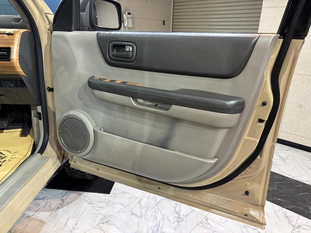 エクストレイル X オールペイント/ベージュ全塗装/新品ホイールタイヤセット/オリジナルリフトアップサス/クラシックNISSANグリル/ヴィンテージ調シートカバー/オリジナルウッド調パネル/アウトドアカスタム(24枚目)