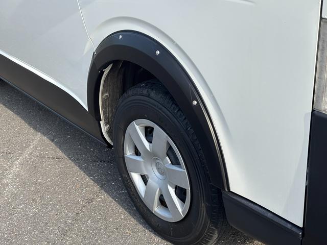 ハイエースバン 　８ナンバーキャンピング／新品ルーフエアコン／新品ソーラーパネル／新品ベッドキット／新品ヴィンテージ調シートカバー／６人乗り／アウトドアカスタム（13枚目）