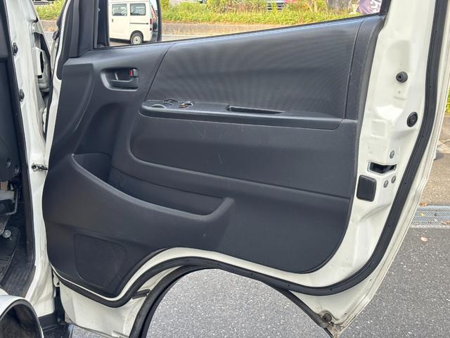 ハイエースバン 　８ナンバーキャンピング／新品ルーフエアコン／新品ソーラーパネル／新品ベッドキット／新品ヴィンテージ調シートカバー／６人乗り／アウトドアカスタム（15枚目）