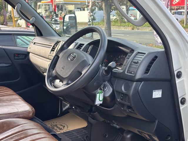 ハイエースバン 　８ナンバーキャンピング／新品ルーフエアコン／新品ソーラーパネル／新品ベッドキット／新品ヴィンテージ調シートカバー／６人乗り／アウトドアカスタム（16枚目）