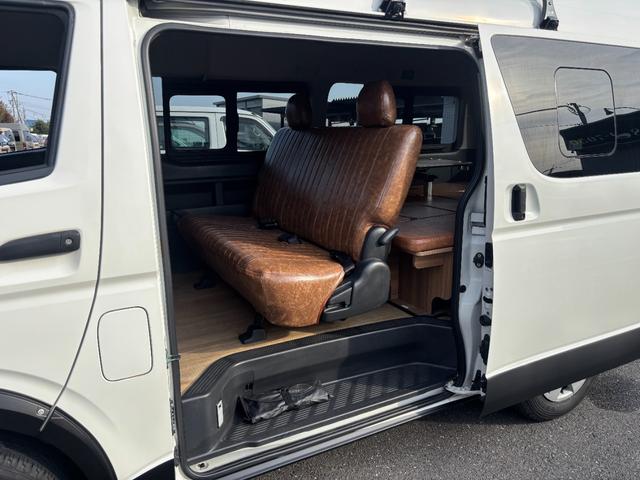 ハイエースバン 　８ナンバーキャンピング／新品ルーフエアコン／新品ソーラーパネル／新品ベッドキット／新品ヴィンテージ調シートカバー／６人乗り／アウトドアカスタム（24枚目）