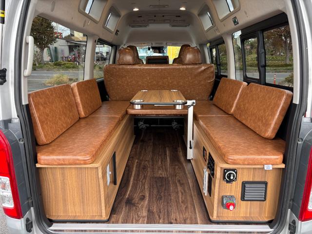 ハイエースバン 　自社新規制作キャンピングカー／８ナンバー登録可／１２Ｖエアコン／ＭＡＸファン／サブバッテリー／走行充電／外部電源入力／常設ベッドキット／ヴィンテージ調シートカバー／床張りＣＦ施工／シンク付（2枚目）