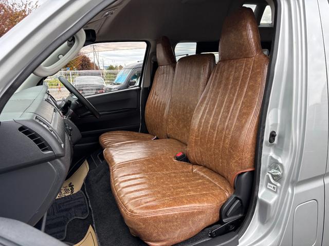ハイエースバン 　自社新規制作キャンピングカー／８ナンバー登録可／１２Ｖエアコン／ＭＡＸファン／サブバッテリー／走行充電／外部電源入力／常設ベッドキット／ヴィンテージ調シートカバー／床張りＣＦ施工／シンク付（29枚目）
