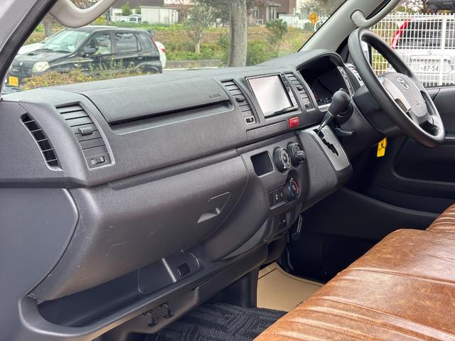 ハイエースバン 　自社新規制作キャンピングカー／８ナンバー登録可／１２Ｖエアコン／ＭＡＸファン／サブバッテリー／走行充電／外部電源入力／常設ベッドキット／ヴィンテージ調シートカバー／床張りＣＦ施工／シンク付（31枚目）