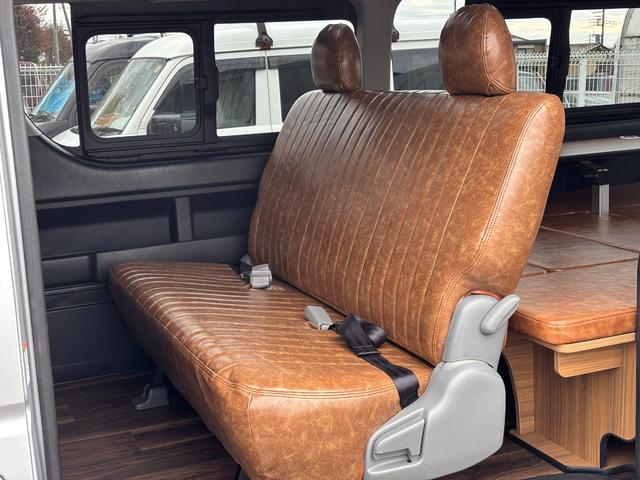 ハイエースバン 　自社新規制作キャンピングカー／８ナンバー登録可／１２Ｖエアコン／ＭＡＸファン／サブバッテリー／走行充電／外部電源入力／常設ベッドキット／ヴィンテージ調シートカバー／床張りＣＦ施工／シンク付（32枚目）