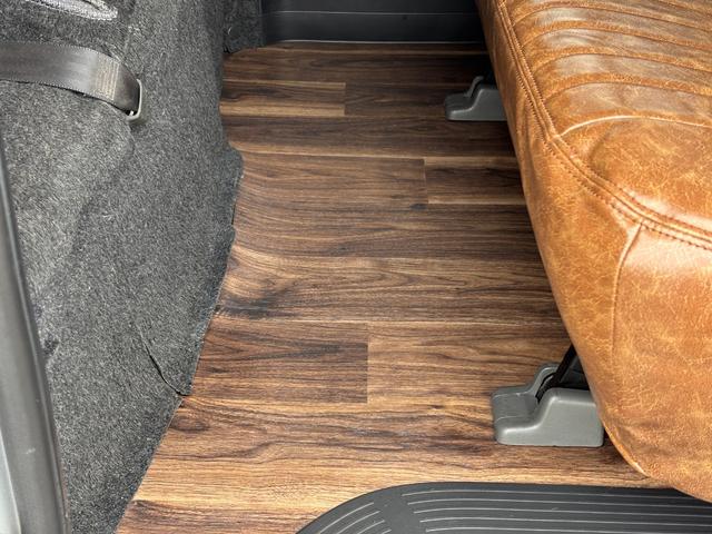 ハイエースバン 　自社新規制作キャンピングカー／８ナンバー登録可／１２Ｖエアコン／ＭＡＸファン／サブバッテリー／走行充電／外部電源入力／常設ベッドキット／ヴィンテージ調シートカバー／床張りＣＦ施工／シンク付（34枚目）