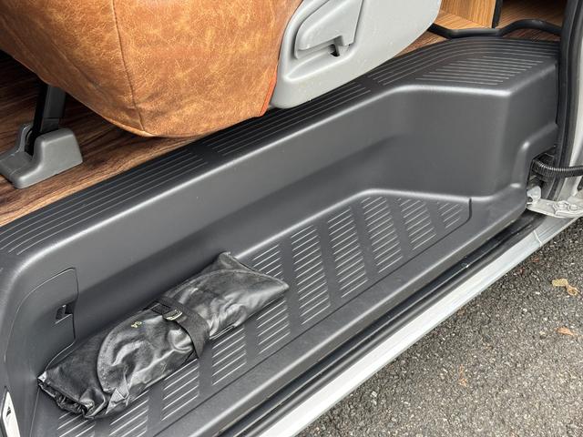 ハイエースバン 　自社新規制作キャンピングカー／８ナンバー登録可／１２Ｖエアコン／ＭＡＸファン／サブバッテリー／走行充電／外部電源入力／常設ベッドキット／ヴィンテージ調シートカバー／床張りＣＦ施工／シンク付（35枚目）