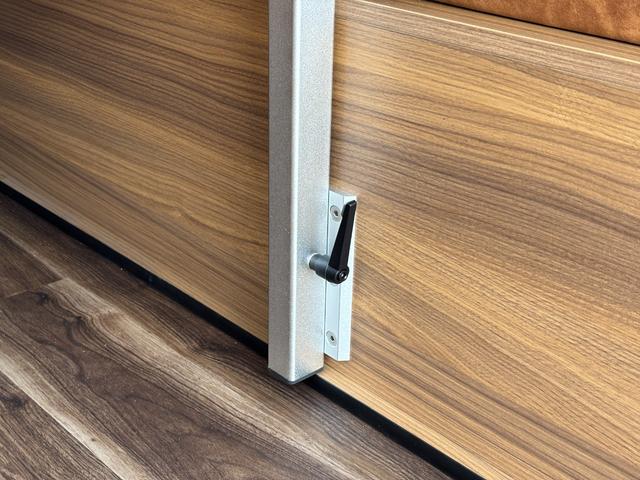 ハイエースバン 　自社新規制作キャンピングカー／８ナンバー登録可／１２Ｖエアコン／ＭＡＸファン／サブバッテリー／走行充電／外部電源入力／常設ベッドキット／ヴィンテージ調シートカバー／床張りＣＦ施工／シンク付（45枚目）