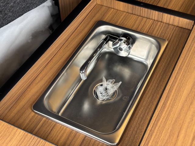 ハイエースバン 　自社新規制作キャンピングカー／８ナンバー登録可／１２Ｖエアコン／ＭＡＸファン／サブバッテリー／走行充電／外部電源入力／常設ベッドキット／ヴィンテージ調シートカバー／床張りＣＦ施工／シンク付（47枚目）