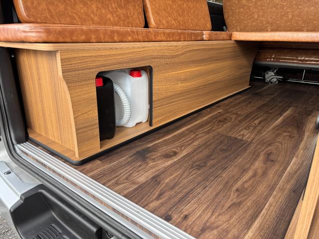 ハイエースバン 　自社新規制作キャンピングカー／８ナンバー登録可／１２Ｖエアコン／ＭＡＸファン／サブバッテリー／走行充電／外部電源入力／常設ベッドキット／ヴィンテージ調シートカバー／床張りＣＦ施工／シンク付（53枚目）