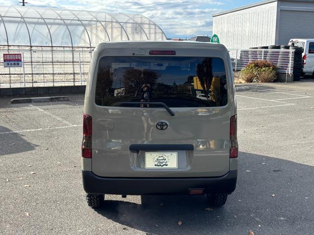 タウンエースバン ＧＬ　オールペイント／社外回転セカンドシート（新品）／新品ヴィンテージ調シートカバー／新品ウッド調パネルセット／新品ウッドコンビハンドル／新品ホイールタイヤセット／新品リフトアップサス／車中泊仕様（18枚目）