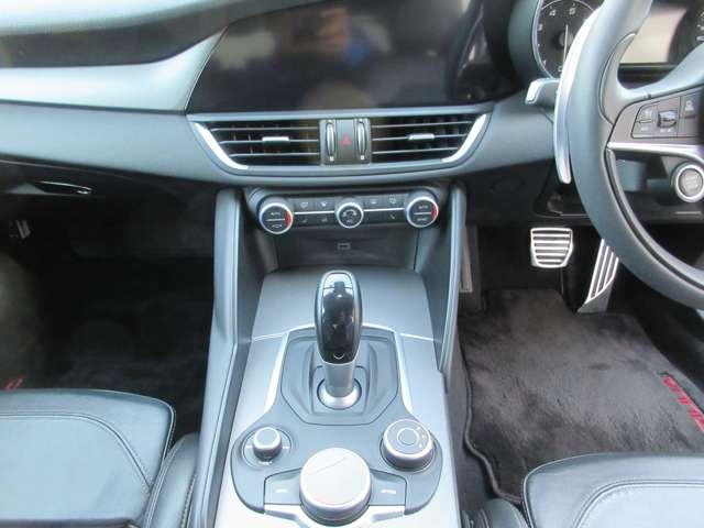 ジュリア ヴェローチェ ワンオーナー 禁煙車 ブラックレーザーシート 純正19インチアルミホイール 前後ドラレコ(2枚目)