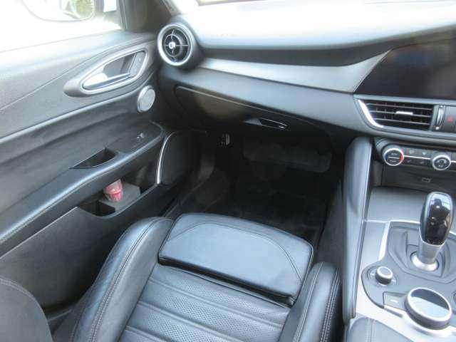 ジュリア ヴェローチェ ワンオーナー 禁煙車 ブラックレーザーシート 純正19インチアルミホイール 前後ドラレコ(3枚目)