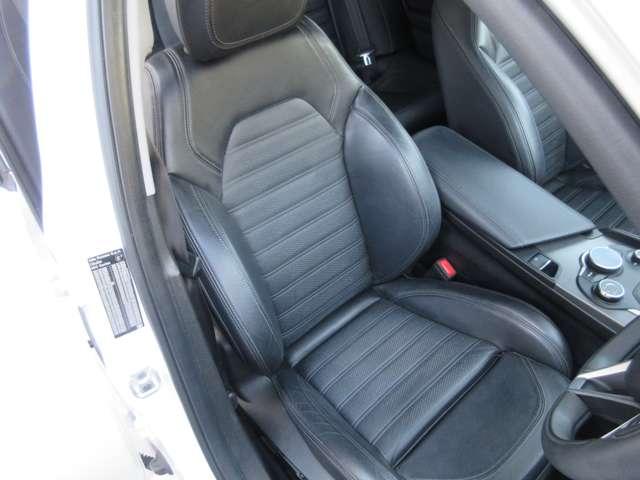 ジュリア ヴェローチェ ワンオーナー 禁煙車 ブラックレーザーシート 純正19インチアルミホイール 前後ドラレコ(4枚目)